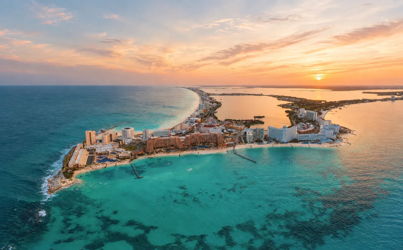 Vista aérea de Cancún al atardecer