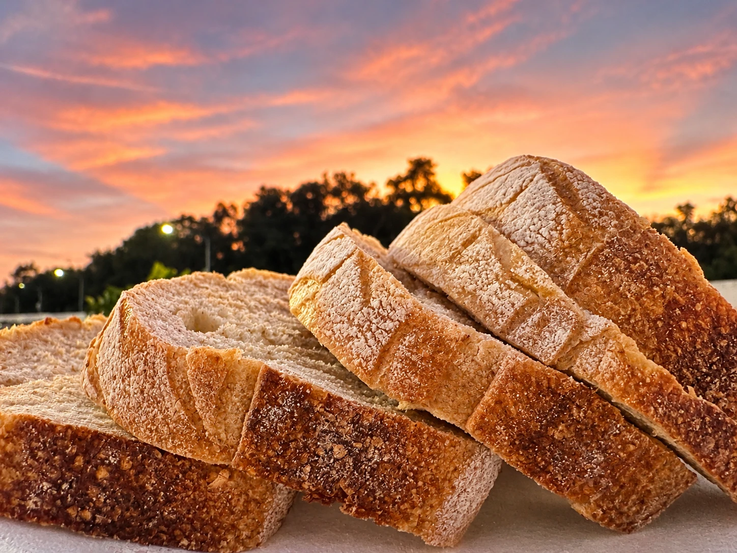 Pan de masa madre recién horneado